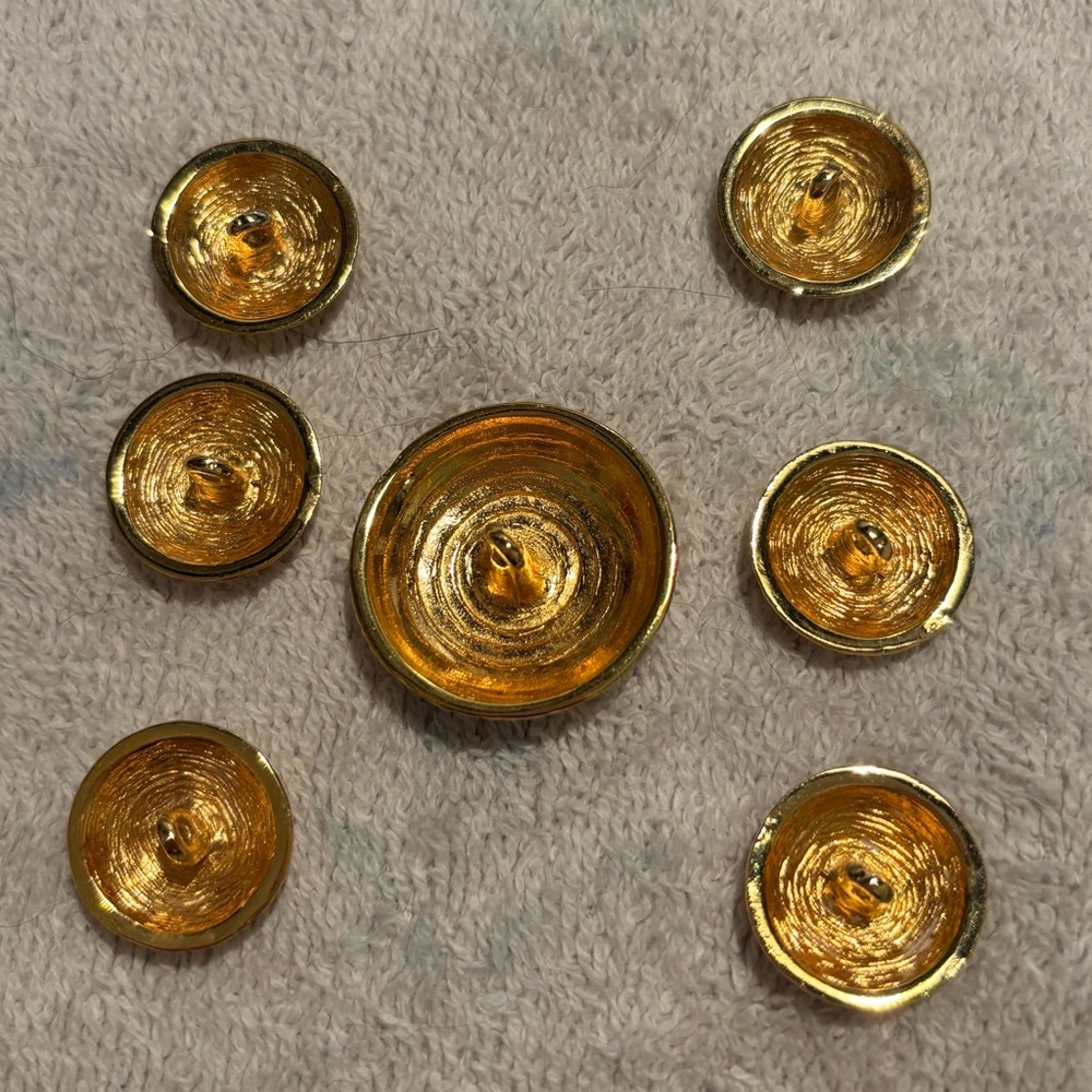 St John Collection buttons (lot of seven) - Picture 3 of 3